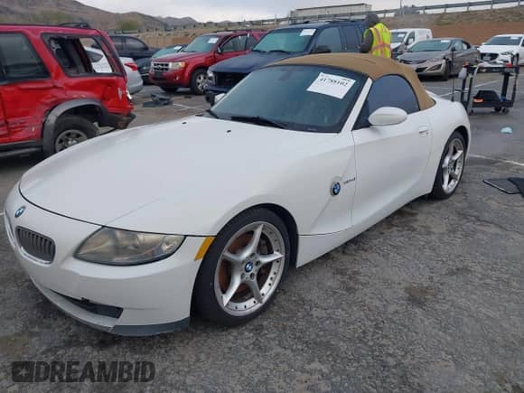 2007 BMW Z4 3.0si с VIN 4USBU53597LX02452, выставлен на аукционе IAAI как лот 41788102 с пробегом 196 971 миль миль и . История ставок и продаж доступна на DreamBid. Изображение 2.