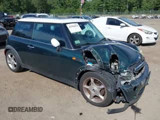 2005 MINI Hardtop z VIN WMWRC33515TJ69924, wystawiony jako IAAI lot #42956654 z przebiegiem 145 241 mil mil oraz . Historia ofert i sprzedaży dostępna na DreamBid. Obrazek 1.