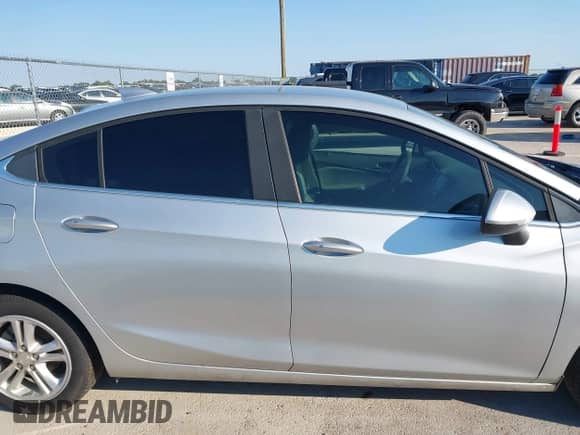 2018 Chevrolet Cruze LT z VIN 1G1BH5SE8J7225341, wystawiony jako IAAI lot #43145623 z przebiegiem 167 454 mil mil oraz . Historia ofert i sprzedaży dostępna na DreamBid. Obrazek 13.
