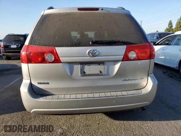 2010 Toyota Sienna CE z VIN 5TDKK4CC2AS334058, wystawiony jako Copart lot #67028095 z przebiegiem 206 076 mil mil oraz Szkoda całkowita • Salvage title. Historia ofert i sprzedaży dostępna na DreamBid. Obrazek 6.