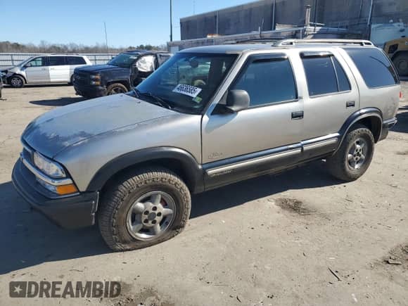1998 Chevrolet Blazer LT z VIN 1GNDT13W2W2115668, wystawiony jako Copart lot #46636585 z przebiegiem Nie podano mil oraz Szkoda całkowita • Salvage title. Historia ofert i sprzedaży dostępna na DreamBid. Obrazek 1.