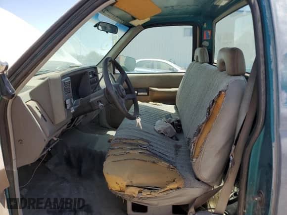 1994 GMC Sierra 1500 z VIN 1GTDC14Z4RZ511890, wystawiony jako Copart lot #62610105 z przebiegiem 214 182 mil mil oraz Czysty tytuł • Clean title. Historia ofert i sprzedaży dostępna na DreamBid. Obrazek 7.