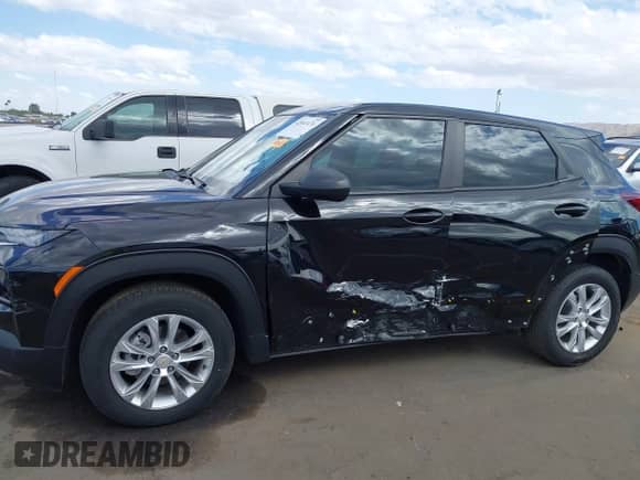 2022 Chevrolet TrailBlazer LS z VIN KL79MMS20NB103915, wystawiony jako IAAI lot #42041476 z przebiegiem 42 706 mil mil oraz . Historia ofert i sprzedaży dostępna na DreamBid. Obrazek 6.