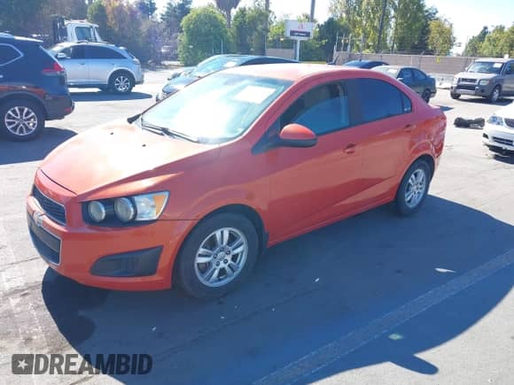 2012 Chevrolet Sonic LS с VIN 1G1JA5SH6C4225157, выставлен на аукционе IAAI как лот 43207631 с пробегом 171 805 миль миль и . История ставок и продаж доступна на DreamBid. Изображение 2.
