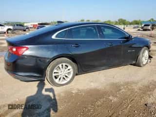 2016 Chevrolet Malibu LT z VIN 1G1ZE5ST7GF300518, wystawiony jako Copart lot #71023935 z przebiegiem 142 861 mil mil oraz Szkoda całkowita • Salvage title. Historia ofert i sprzedaży dostępna na DreamBid. Obrazek 3.