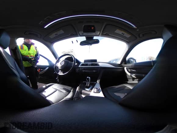 2013 BMW 3 Series 328i xDrive z VIN WBA3B3G58DNR79587, wystawiony jako IAAI lot #41494987 z przebiegiem 115 336 mil mil oraz . Historia ofert i sprzedaży dostępna na DreamBid. Obrazek 18.