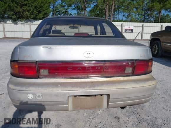1994 Toyota Camry LE z VIN JT2SK12E4R0209720, wystawiony jako IAAI lot #42692927 z przebiegiem 155 481 mil mil oraz . Historia ofert i sprzedaży dostępna na DreamBid. Obrazek 6.