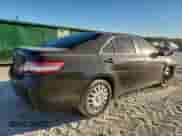 2011 Toyota Camry LE z VIN 4T1BF3EK6BU151581, wystawiony jako Copart lot #86674005 z przebiegiem 227 413 mil mil oraz Czysty tytuł • Clean title. Historia ofert i sprzedaży dostępna na DreamBid. Obrazek 3.