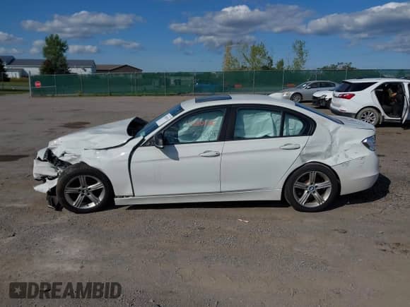 2013 BMW 3 Series 328i xDrive z VIN WBA3B3C5XDJ810099, wystawiony jako IAAI lot #43180136 z przebiegiem 153 650 mil mil oraz . Historia ofert i sprzedaży dostępna na DreamBid. Obrazek 14.