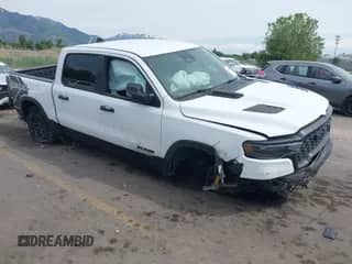 2025 Ram 1500 Rebel z VIN 1C6SRFLP9SN525209, wystawiony jako IAAI lot #42363389 z przebiegiem Nie podano mil oraz . Historia ofert i sprzedaży dostępna na DreamBid. Obrazek 1.