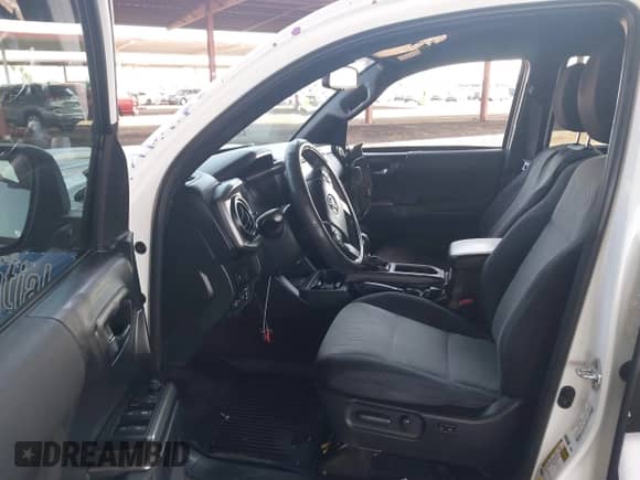 2021 Toyota Tacoma SR5 z VIN 3TMDZ5BN7MM107983, wystawiony jako IAAI lot #42993613 z przebiegiem 113 958 mil mil oraz . Historia ofert i sprzedaży dostępna na DreamBid. Obrazek 5.