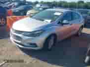 2017 Chevrolet Cruze Premier z VIN 3G1BF6SM5HS611181, wystawiony jako IAAI lot #42627815 z przebiegiem 147 138 mil mil oraz . Historia ofert i sprzedaży dostępna na DreamBid. Obrazek 2.