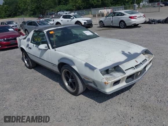 1983 Chevrolet Camaro z VIN 1G1AS87H7DL165002, wystawiony jako IAAI lot #42681420 z przebiegiem 74 345 mil mil oraz . Historia ofert i sprzedaży dostępna na DreamBid. Obrazek 1.