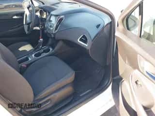 2019 Chevrolet Cruze LS z VIN 1G1BC5SM1K7101788, wystawiony jako IAAI lot #43360258 z przebiegiem 97 871 mil mil oraz . Historia ofert i sprzedaży dostępna na DreamBid. Obrazek 5.