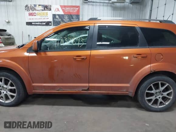 2011 Dodge Journey SXT z VIN 3D4PG5FG1BT568844, wystawiony jako IAAI lot #41832893 z przebiegiem 109 526 mil mil oraz . Historia ofert i sprzedaży dostępna na DreamBid. Obrazek 12.