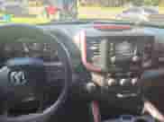 2019 Ram 1500 Rebel z VIN 1C6SRFET7KN861225, wystawiony jako Copart lot #70645325 z przebiegiem 182 620 mil mil oraz Czysty tytuł • Clean title. Historia ofert i sprzedaży dostępna na DreamBid. Obrazek 9.