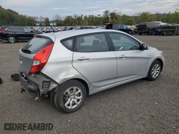 2013 Hyundai Accent GS z VIN KMHCT5AE7DU131061, wystawiony jako Copart lot #85678075 z przebiegiem 61 764 mil mil oraz Szkoda całkowita • Salvage title. Historia ofert i sprzedaży dostępna na DreamBid. Obrazek 3.