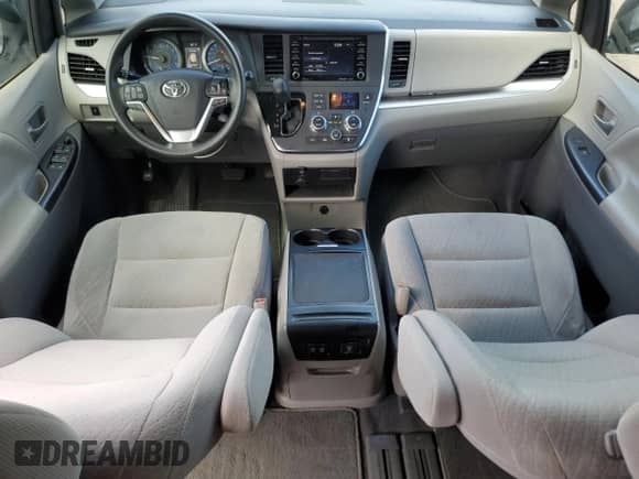 2019 Toyota Sienna LE Auto Access Seat z VIN 5TDKZ3DC3KS983163, wystawiony jako Copart lot #82769425 z przebiegiem 104 950 mil mil oraz Czysty tytuł • Clean title. Historia ofert i sprzedaży dostępna na DreamBid. Obrazek 8.