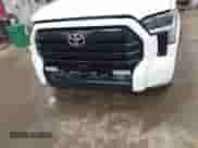 2023 Toyota Tundra SR5 z VIN 5TFLA5DAXPX063554, wystawiony jako IAAI lot #41943423 z przebiegiem 82 823 mil mil oraz . Historia ofert i sprzedaży dostępna na DreamBid. Obrazek 6.