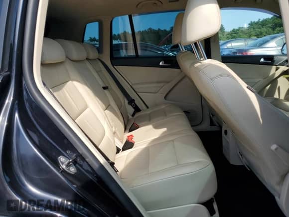 2011 Volkswagen Tiguan S с VIN WVGBV7AX8BW528458, выставлен на аукционе Copart как лот 64525925 с пробегом 147 488 миль миль и Списание • Salvage title. История ставок и продаж доступна на DreamBid. Изображение 11.