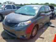 2014 Toyota Sienna XLE z VIN 5TDYK3DC5ES447379, wystawiony jako IAAI lot #42959110 z przebiegiem 139 032 mil mil oraz . Historia ofert i sprzedaży dostępna na DreamBid. Obrazek 2.