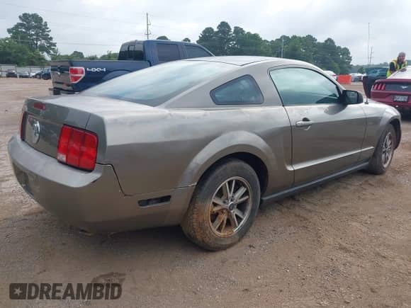 2005 Ford Mustang Deluxe с VIN 1ZVFT80N255121745, выставлен на аукционе IAAI как лот 42540069 с пробегом Не указан миль и . История ставок и продаж доступна на DreamBid. Изображение 4.