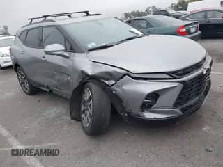 2023 Chevrolet Blazer RS z VIN 3GNKBERS1PS193838, wystawiony jako IAAI lot #42408680 z przebiegiem 24 881 mil mil oraz . Historia ofert i sprzedaży dostępna na DreamBid. Obrazek 1.