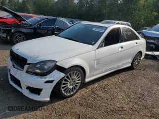 2013 Mercedes-Benz C 300 Luxury z VIN WDDGF8ABXDA751673, wystawiony jako Copart lot #68739465 z przebiegiem 211 703 mil mil oraz Czysty tytuł • Clean title. Historia ofert i sprzedaży dostępna na DreamBid. Obrazek 1.