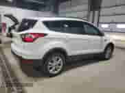 2017 Ford Escape SE z VIN 1FMCU9GD3HUC23096, wystawiony jako Copart lot #87395305 z przebiegiem 131 813 mil mil oraz Czysty tytuł • Clean title. Historia ofert i sprzedaży dostępna na DreamBid. Obrazek 3.