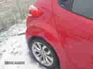 2014 Hyundai Veloster z VIN KMHTC6AD8EU214612, wystawiony jako IAAI lot #41258820 z przebiegiem 61 984 mil mil oraz . Historia ofert i sprzedaży dostępna na DreamBid. Obrazek 6.