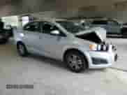 2013 Chevrolet Sonic LT z VIN 1G1JC5SH8D4172960, wystawiony jako Copart lot #85847005 z przebiegiem Nie podano mil oraz Szkoda całkowita • Salvage title. Historia ofert i sprzedaży dostępna na DreamBid. Obrazek 4.