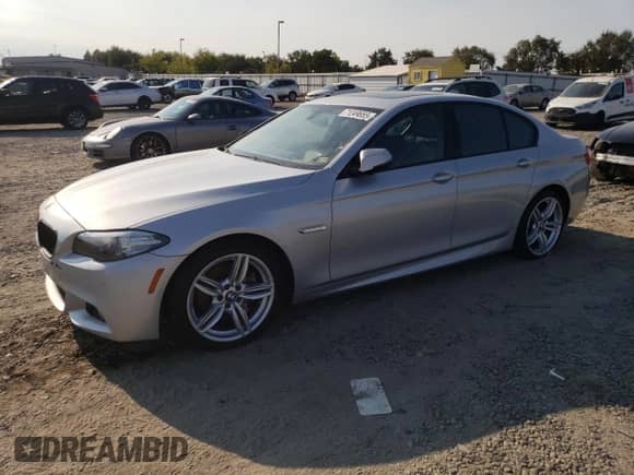 2016 BMW 5 Series 550i z VIN WBAKN9C52GD961818, wystawiony jako Copart lot #71249655 z przebiegiem 70 544 mil mil oraz Czysty tytuł • Clean title. Historia ofert i sprzedaży dostępna na DreamBid. Obrazek 1.