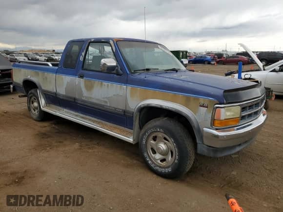 1995 Dodge Dakota z VIN 1B7GG23Y4SS124349, wystawiony jako Copart lot #55723114 z przebiegiem 136 156 mil mil oraz Czysty tytuł • Clean title. Historia ofert i sprzedaży dostępna na DreamBid. Obrazek 4.