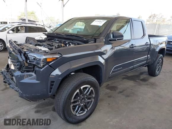 2024 Toyota Tacoma SR5 z VIN 3TMLB5JN5RM080565, wystawiony jako IAAI lot #42584677 z przebiegiem 17 149 mil mil oraz . Historia ofert i sprzedaży dostępna na DreamBid. Obrazek 18.