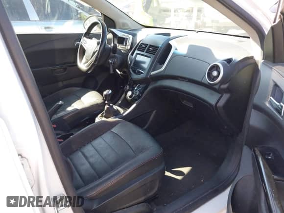 2013 Chevrolet Sonic RS z VIN 1G1JH6SB5D4146819, wystawiony jako IAAI lot #41742164 z przebiegiem 185 401 mil mil oraz . Historia ofert i sprzedaży dostępna na DreamBid. Obrazek 5.