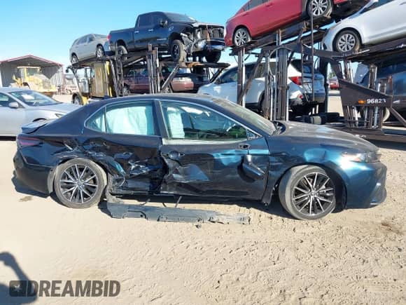 2021 Toyota Camry SE Nightshade z VIN 4T1G11AKXMU405598, wystawiony jako IAAI lot #43286695 z przebiegiem 59 916 mil mil oraz . Historia ofert i sprzedaży dostępna na DreamBid. Obrazek 14.