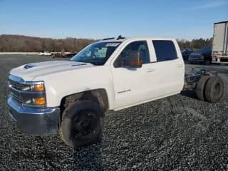 2018 Chevrolet Silverado 3500 с VIN 1GB4KZCY3JF248182, выставлен на аукционе Copart как лот 84384154 с пробегом 159 057 миль миль и Списание • Salvage title. История ставок и продаж доступна на DreamBid. Изображение 1.