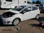 2015 Ford Fiesta S z VIN 3FADP4TJ1FM222163, wystawiony jako Copart lot #85644915 z przebiegiem 51 032 mil mil oraz Czysty tytuł • Clean title. Historia ofert i sprzedaży dostępna na DreamBid. Obrazek 1.