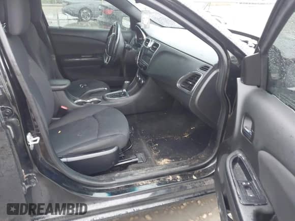 2014 Chrysler 200 Touring z VIN 1C3CCBBB8EN150810, wystawiony jako IAAI lot #43375361 z przebiegiem 164 347 mil mil oraz . Historia ofert i sprzedaży dostępna na DreamBid. Obrazek 5.