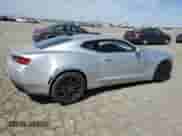 2018 Chevrolet Camaro 1LS z VIN 1G1FA1RX6J0137645, wystawiony jako Copart lot #55106625 z przebiegiem 52 627 mil mil oraz Szkoda całkowita • Salvage title. Historia ofert i sprzedaży dostępna na DreamBid. Obrazek 3.