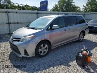 2018 Toyota Sienna LE Auto Access Seat with VIN 5TDKZ3DC0JS918558, listed as a Copart auction lot 61830995 with 91,494 mi miles and Salvage title. Bid and sale history available at DreamBid. Image 1.