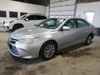 2017 Toyota Camry LE z VIN 4T1BF1FK2HU309944, wystawiony jako Copart lot #84539785 z przebiegiem 339 927 mil mil oraz Szkoda całkowita • Salvage title. Historia ofert i sprzedaży dostępna na DreamBid. Obrazek 1.