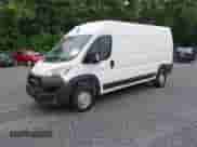 2025 Ram ProMaster Cargo Tradesman z VIN 3C6MRVHG9SE548635, wystawiony jako IAAI lot #42870922 z przebiegiem 749 mil mil oraz . Historia ofert i sprzedaży dostępna na DreamBid. Obrazek 2.