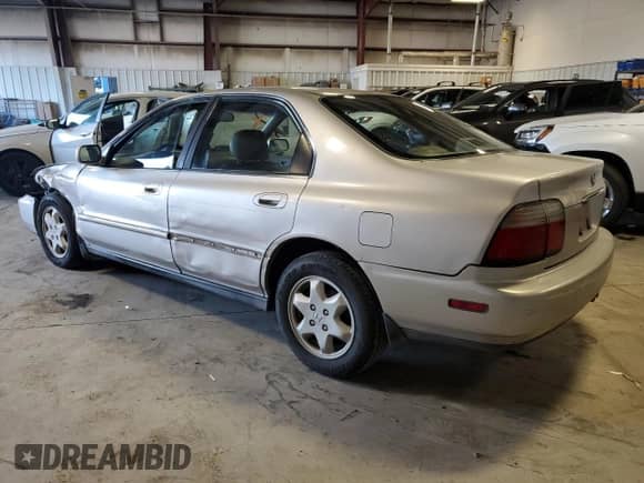 1996 Honda Accord EX z VIN 1HGCE6672TA002712, wystawiony jako Copart lot #88816205 z przebiegiem 205 790 mil mil oraz Szkoda całkowita • Salvage title. Historia ofert i sprzedaży dostępna na DreamBid. Obrazek 2.