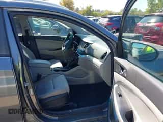 2016 Hyundai Tucson SE z VIN KM8J3CA4XGU093042, wystawiony jako IAAI lot #43201507 z przebiegiem 100 983 mil mil oraz . Historia ofert i sprzedaży dostępna na DreamBid. Obrazek 5.