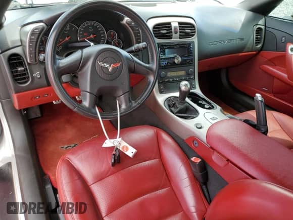 2005 Chevrolet Corvette z VIN 1G1YY24U855128803, wystawiony jako Copart lot #84360565 z przebiegiem 74 666 mil mil oraz Szkoda całkowita • Salvage title. Historia ofert i sprzedaży dostępna na DreamBid. Obrazek 8.