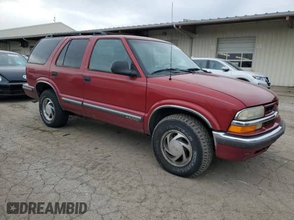 1998 Chevrolet Blazer LT z VIN 1GNDT13W1W2261382, wystawiony jako Copart lot #80436974 z przebiegiem 145 348 mil mil oraz Szkoda całkowita • Salvage title. Historia ofert i sprzedaży dostępna na DreamBid. Obrazek 4.