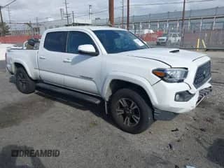 2018 Toyota Tacoma SR5 z VIN 3TMBZ5DN7JM016650, wystawiony jako IAAI lot #41903835 z przebiegiem 105 123 mil mil oraz . Historia ofert i sprzedaży dostępna na DreamBid. Obrazek 1.