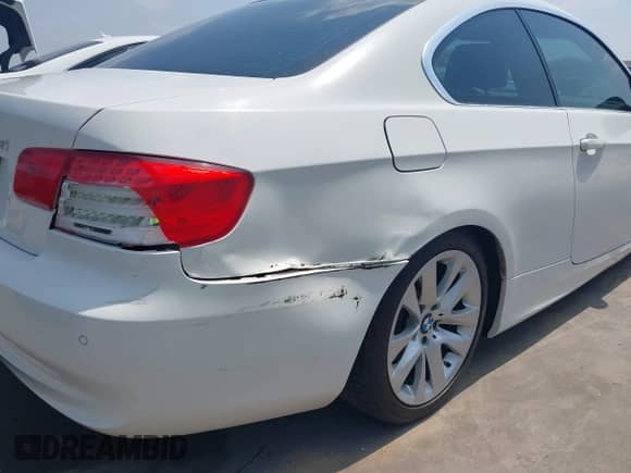 2013 BMW 3 Series 328i z VIN WBAKE3C52DE772086, wystawiony jako IAAI lot #42271057 z przebiegiem 163 836 mil mil oraz . Historia ofert i sprzedaży dostępna na DreamBid. Obrazek 18.