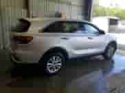 2019 Kia Sorento LX z VIN 5XYPGDA30KG525079, wystawiony jako Copart lot #70929805 z przebiegiem 136 035 mil mil oraz Czysty tytuł • Clean title. Historia ofert i sprzedaży dostępna na DreamBid. Obrazek 3.